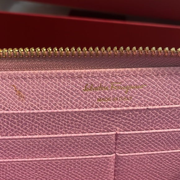 FERRAGAMO pink zip wallet with bow and original box - Used - Authentic - Picture 10 of 13